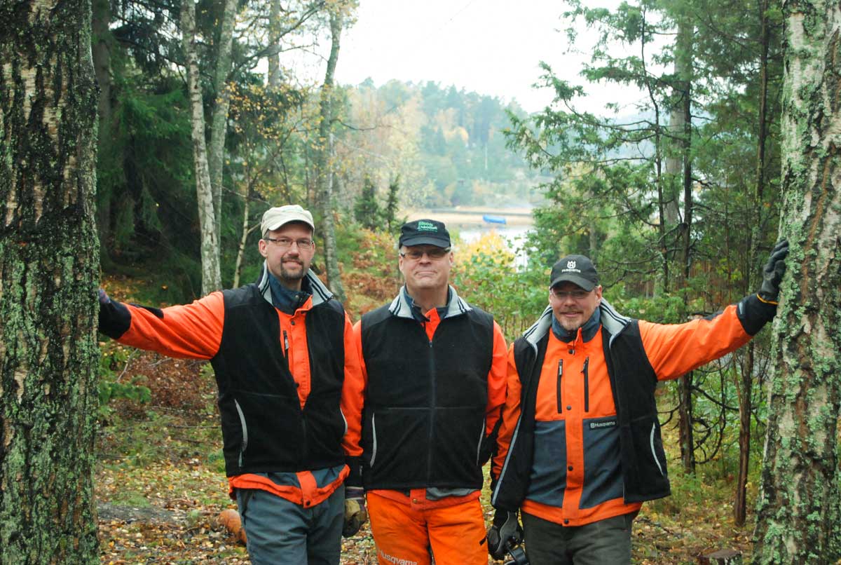 Gruppbild på Tobias, Anders och Johan ute i skogen.