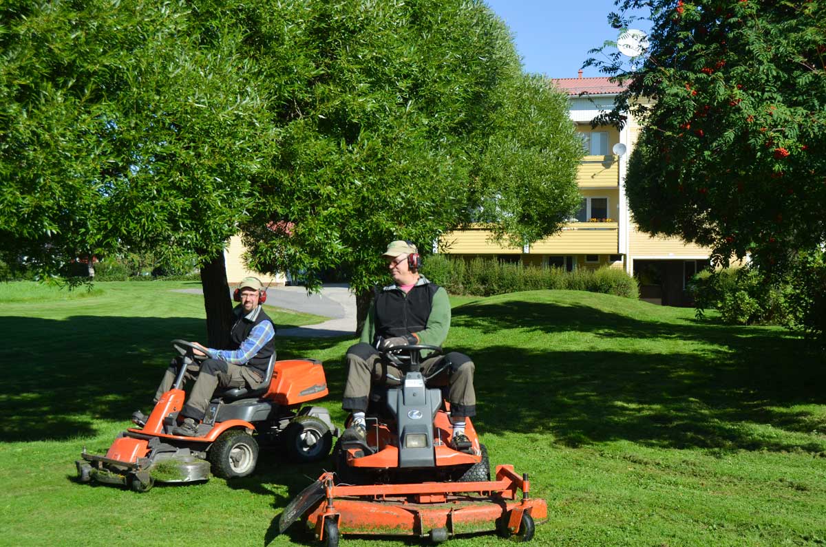 Klipper gräset med åkergräsklippare